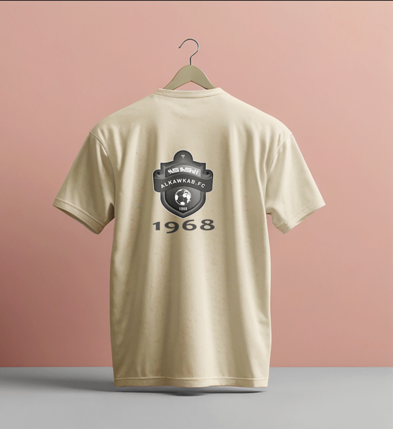 قميص كاجوال بشعار النادي باللون البني - الصورة 2